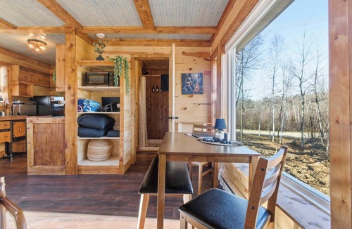 Garrison Cabin | BEAR Necessities tiny home, outdoor theater w/hottub!