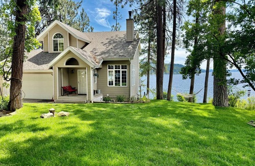 Harrison House | Beautiful Lakefront Retreat in Carlin Bay