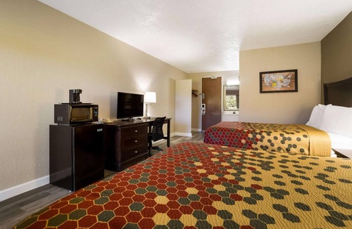 Perry Hotel | Budget-Friendly Perry Room |Free Breakfast, On-Site Parking & Indoor Pool Access