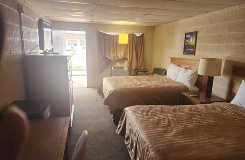 Quinter Hotel | Budget-Friendly Stay w/Comfortable Beds + Convenient Highway Access - 2 Units!