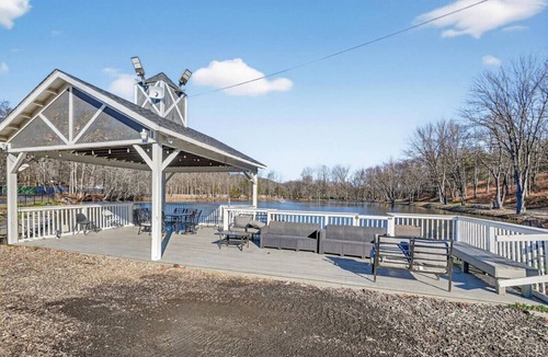 Monroe Apartment | Calm Boutique Lake Studio Fast Wifi Great WFH