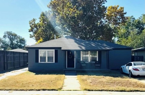 Lubbock House | Casa Toro Tech! Work & Woof close to Texas Tech!