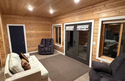 Babbitt Cabin | Cedar Studio w Full Kitchen + Living @ Whitetail Estates