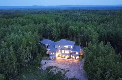 Babbitt Cabin | Cedar Studio w Full Kitchen + Living @ Whitetail Estates