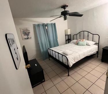 Downtown Phoenix House | Central Phoenix Value Stay Blue Room