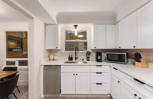 Crown Hill House | Centrally Located Bungalow | Green Lake & Parking