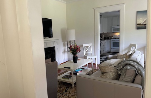 South Arroyo Cottage | Charming 2-bedroom cottage in Pasadena with AC