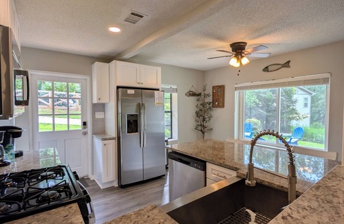 Gainesville House | Charming 3BR/2BA lakehouse with private dock on quiet, deepwater cove.