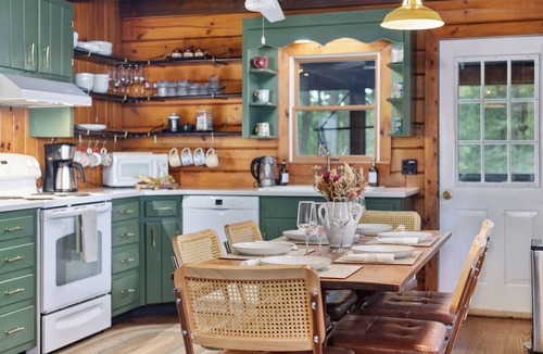Pratts Cabin | Charming Madison Cabin. Hot Tub, Fire pit & WiFi