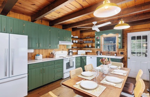 Pratts Cabin | Charming Madison Cabin. Hot Tub, Fire pit & WiFi