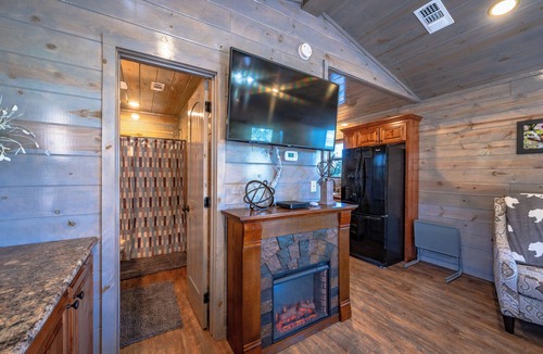 Octavia Cabin | Chipmunk Cottage | Private Cabin w/Hot Tub, Firepit