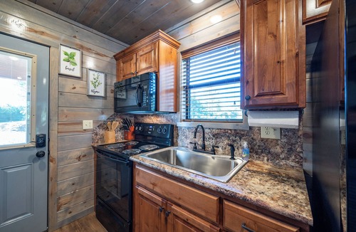 Octavia Cabin | Chipmunk Cottage | Private Cabin w/Hot Tub, Firepit