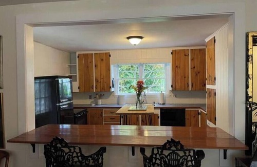 Brattleboro House | Clean & Convenient - Dogs stay free!
