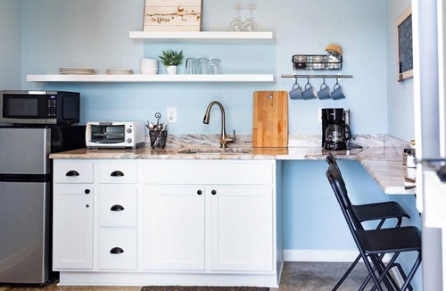 University District Apartment | Clean & Serene Studio - easy on/off interstate