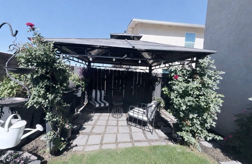 Tehachapi House | Close to town with a secret garden !