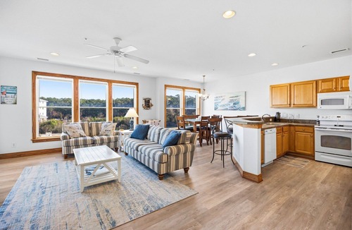 Bermuda Bay Condo | Coastal Get Away Pool, Gym & 5-Min Beach Drive
