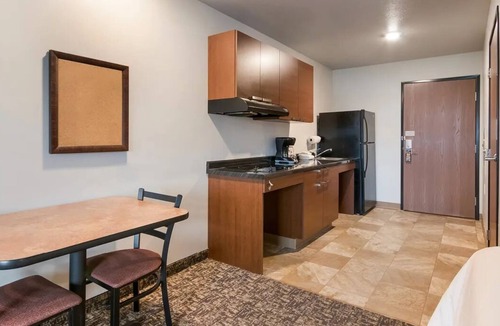 Marquette Hotel | Comfortable Extended-Stay Hotel with Full Kitchens & Pet-Friendly Room