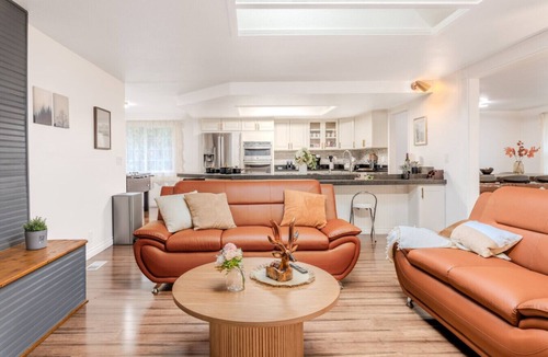 Shoreline House | Comfortable & Spacious 4BR Upper Unit
