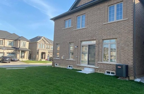 Brampton House | Comfy VRBO Getaway For Groups - 6 Bedrooms, 3,5 Baths, 12 Persons Could Sleep