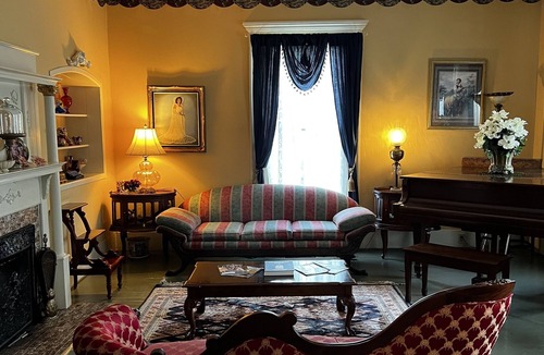 Bainbridge Bed & Breakfast | Commodore Bed & Breakfast / Library Room