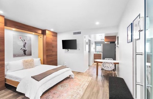 Roosevelt House | Contemporary Studio in DTPH with Pool