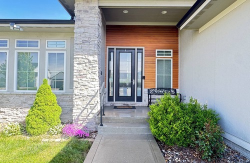 Waukee House | Convenient functional quiet 5 bedroom 3 bath home in Clive.