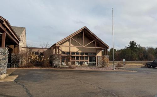Black River Falls Hotel | Coratel Plus Suites by Jasper Black River Falls
