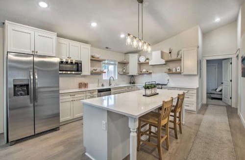 Bloomington House | Cozy + Chic Abode ~ 11 Mi to Bloomington Lake