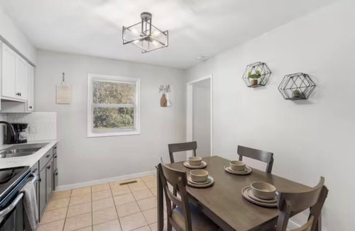 Springfield House | Cozy&Convenient Modern Home Private Fenced Yard