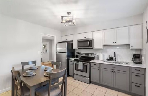 Springfield House | Cozy&Convenient Modern Home Private Fenced Yard