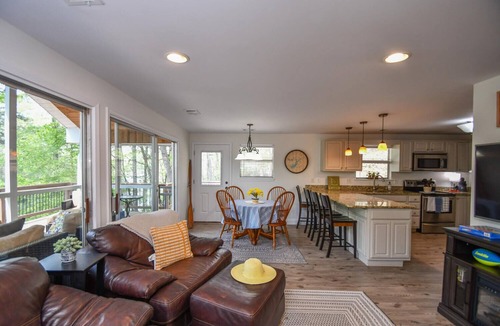 Gainesville Cottage | Cozy Waterfront Cottage with Fire Pit & Private Dock