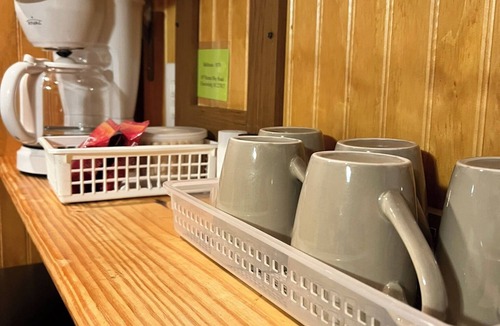 Chocowinity Cabin | Creekside Cabin steps away from Blount's Creek!