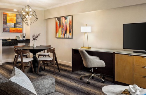 Edison Hotel | Crowne Plaza Edison by IHG