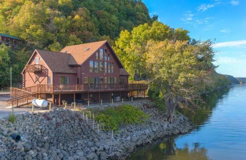 Marquette House | Custom Waterfront Lodge, 4 bed, 4 Bath, Sleeps 12!