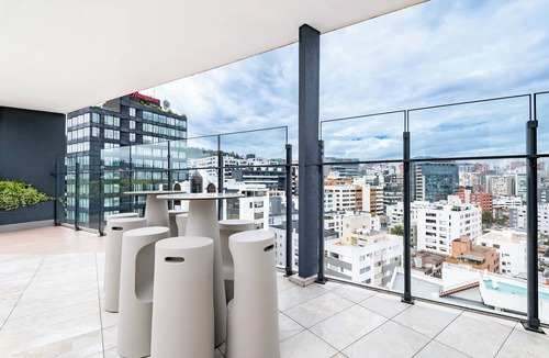 Financial District Apartment | Edificio Cielo by Host Ecuador
