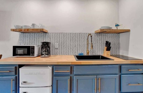 Canadensis Hotel | Elements Pocono Modern | Firepits | Pet-Friendly