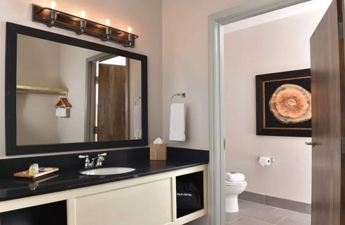 Independence Hotel | Expanded King with Whirlpool, Stoney Creek KC, Onsite Pool | 2 Units