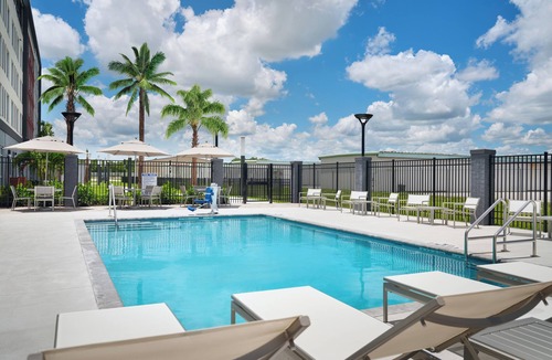 Melbourne Hotel | Experience Melbourne! 6 Miles Away from the Beach + Breakfast Included