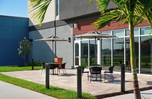 Melbourne Hotel | Experience Melbourne! 6 Miles Away from the Beach + Breakfast Included