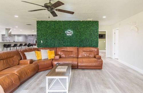 DeLand House | Firepit + Pool Table + Grill + 8mi to Blue Springs