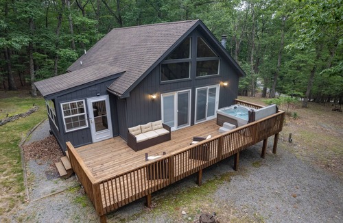 Berkeley Springs Cabin | Forest Haven: Hot Tub, Record Player, Fire Pit