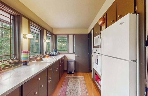 Bittinger House | Frank Lloyd Wright-Inspired Prairie Home | Official Fallingwater Lodging Partner