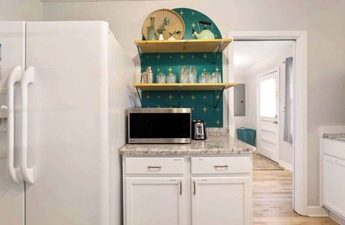Lee's Summit House | Fun & Convenient Sleeps 10! Putting green and BBQ Grill.
