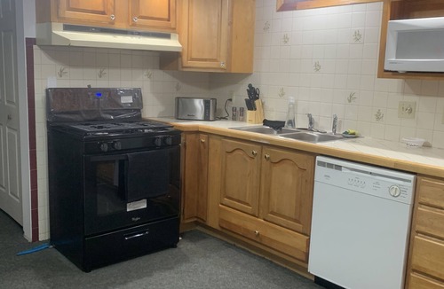 Moscow House | Fun Cozy 2 Bedroom 1 Bath Getaway 30 mins or less to everything