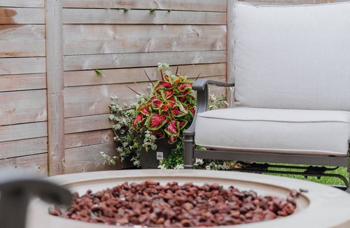 Enumclaw Condo | Gas Fire Pit/Coffee Bar/Walk to Downtown/EV/Pets/AC