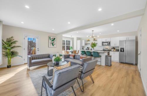 Maple Hill House | Group-Friendly 10BR Townhouse, Best Area in Bloomfield