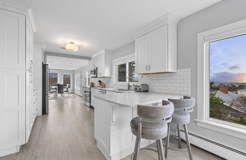 Gloucester House | Gull's Nest - Ocean Views from the Living Room