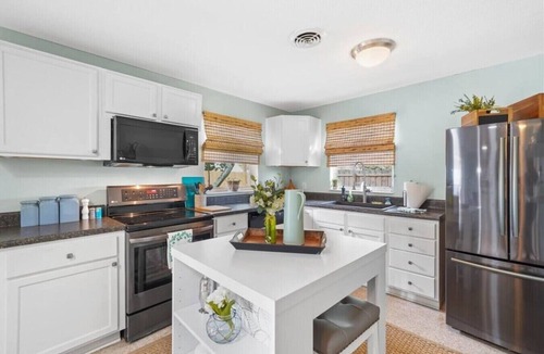 Historic Downtown Melbourne House | Heated Pool, Walk Downtown - Palm Paradise