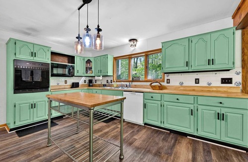 Berkeley Springs Cabin | Huge Cabin w Hot Tub, Deck, Grill & WiFi