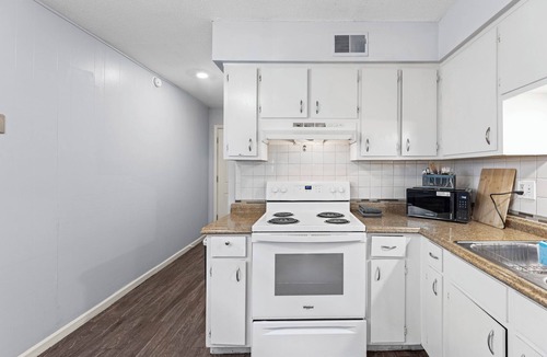 Independence Apartment | Independence 2BD Apartment With King Bed & Parking